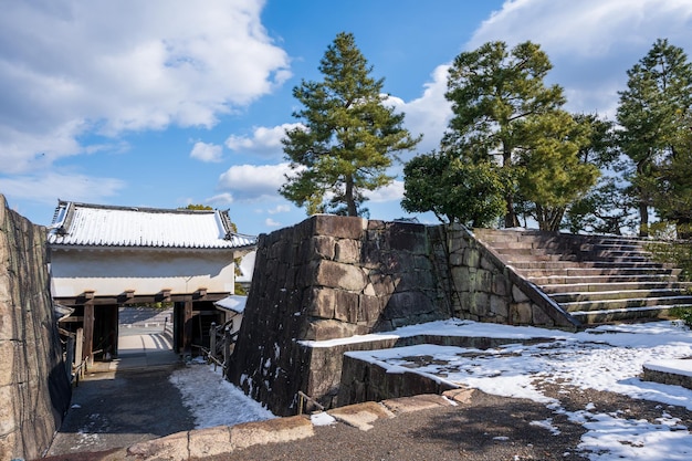 Castello di Nijo Honmaru Yagura porta della torretta con la neve in inverno a Kyoto in Giappone