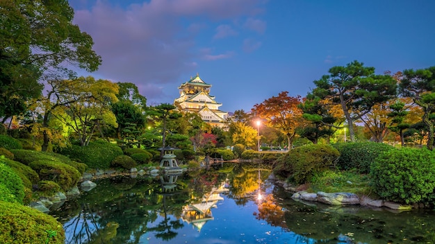 Castello di Osaka a Osaka in Giappone in autunno