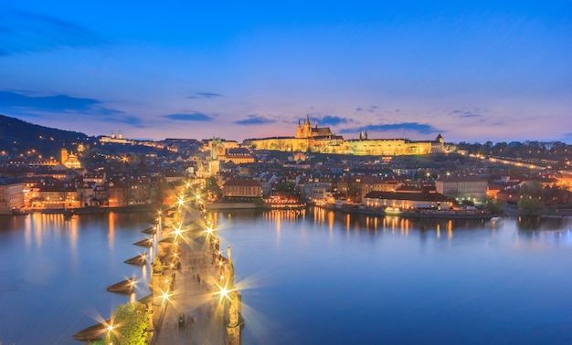 Castello di Praga, ponte di Charles e fiume della Moldava a Praga al tramonto, repubblica Ceca