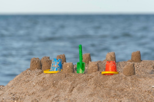 Castello di sabbia Divertimento per i bambini in mare Spiaggia di sabbia