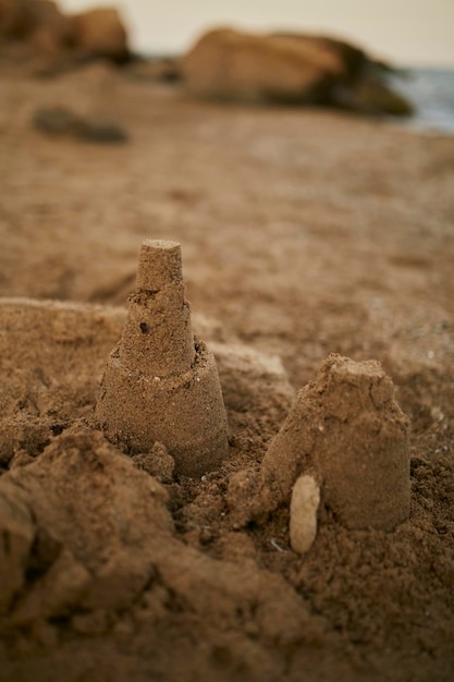 Castello di sabbia Sabbia sul primo piano della spiaggia