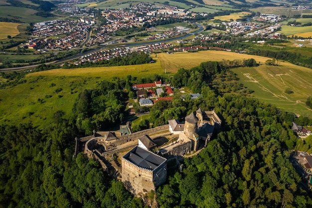 Castello di Stara Lubovna in Slovacchia vista aerea del drone in estate