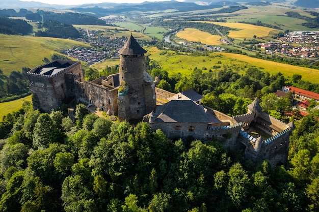 Castello di Stara Lubovna in Slovacchia vista aerea del drone in estate