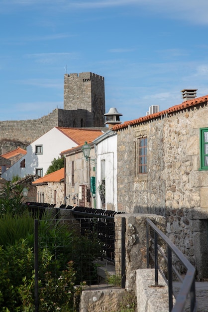 Castello e mura del villaggio a Linhares da Beira, Portogallo