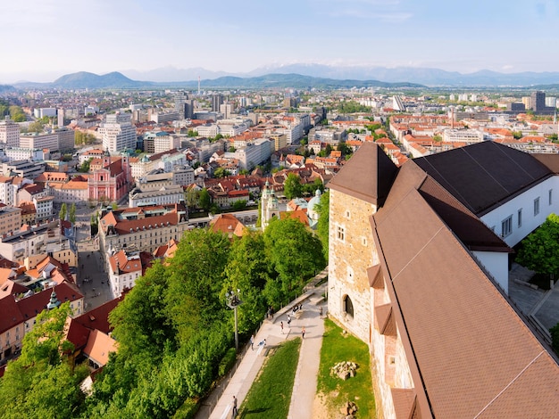 Castello e paesaggio urbano a Lubiana sulla collina in Slovenia