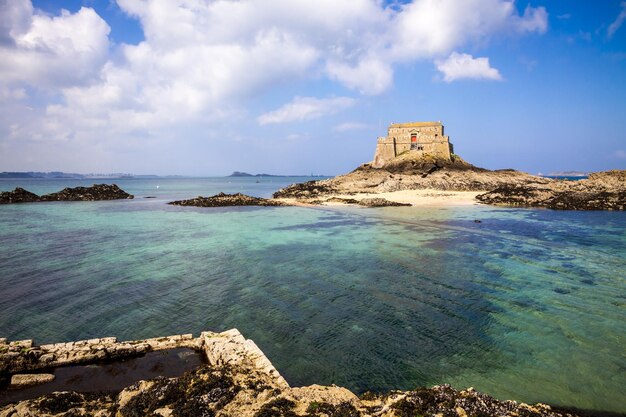 Castello fortificato Fort du Petit Be spiaggia e mare SaintMalo città Bretagna Francia