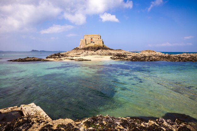 Castello fortificato Fort du Petit Be spiaggia e mare SaintMalo città Bretagna Francia