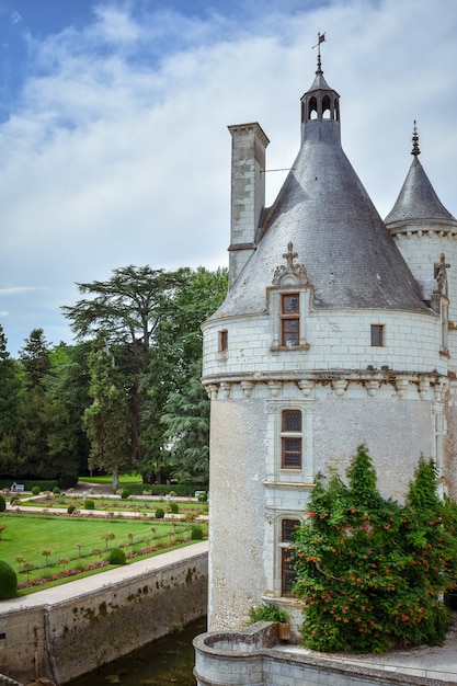 Castello francese della valle della loira che attraversa il fiume Cher dettaglio della torre in un giorno d'estate