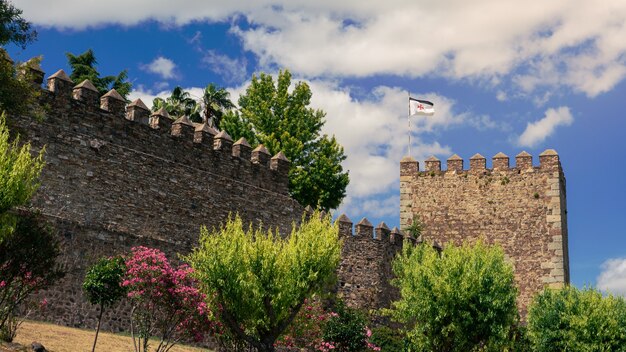 Castello medievale dei Cavalieri Templari il più antico di Jerez de los Caballeros Spagna. Rovine fortezza di architettura crociata edificio tra le colline nella comunità dell'Estremadura