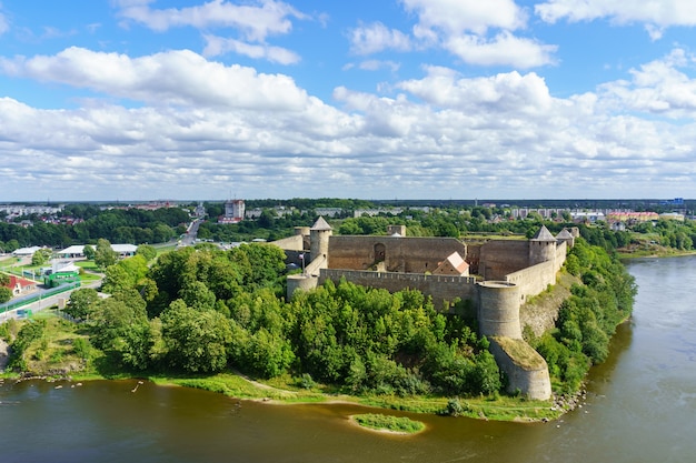 Castello medievale sul fiume al confine tra Russia ed Estonia.