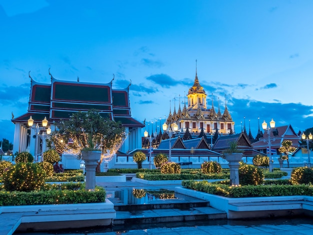 Castello metallico lasciato solo a Bangkok in Thailandia nel mondo sotto il cielo serale crepuscolare