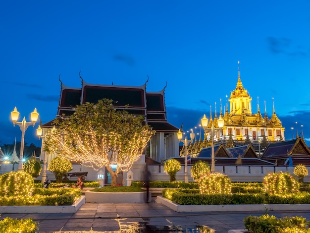 Castello metallico lasciato solo a Bangkok in Thailandia nel mondo sotto il cielo serale crepuscolare