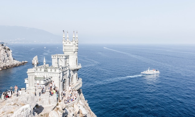 Castello neogotico sulla roccia sul Mar Nero