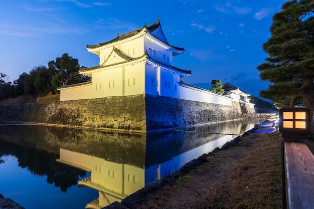 Castello Nijo fossato angolo sud-est Yagura illuminazione della torretta di notte Kyoto in Giappone