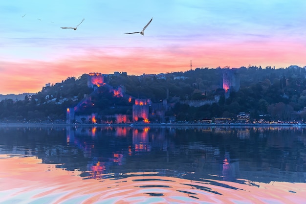 Castello Rumelian nei colori del tramonto e nelle luci della sera, Istanbul.