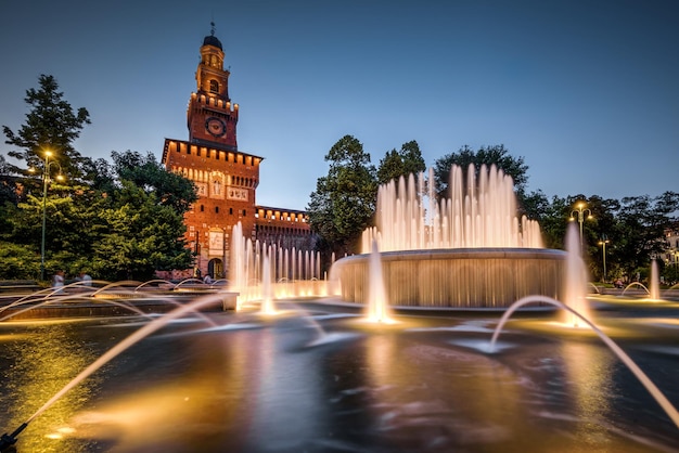 Castello Sforzesco di notte a Milano Italia