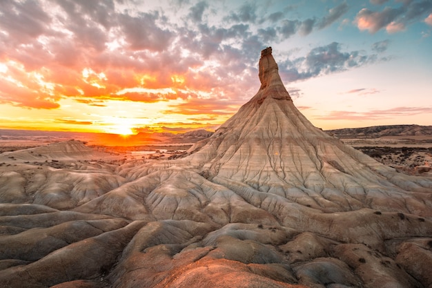 Castildetierra famosa formazione geologica mentre il tramonto a Bardenas Reales dessert in Navarra, Paesi Baschi.