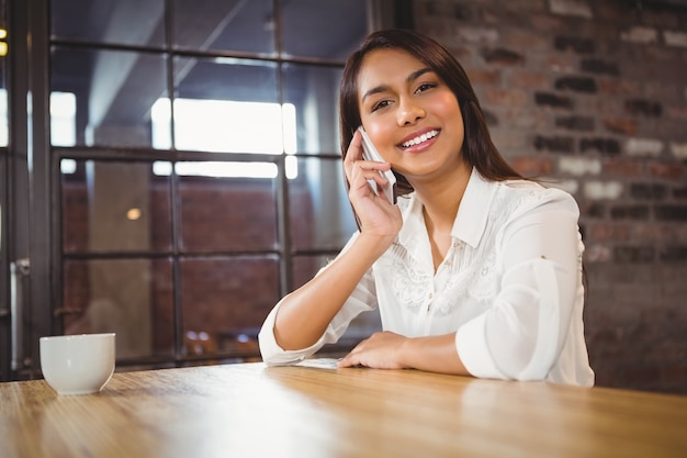 Casual donna d&#39;affari utilizzando i suoi telefoni