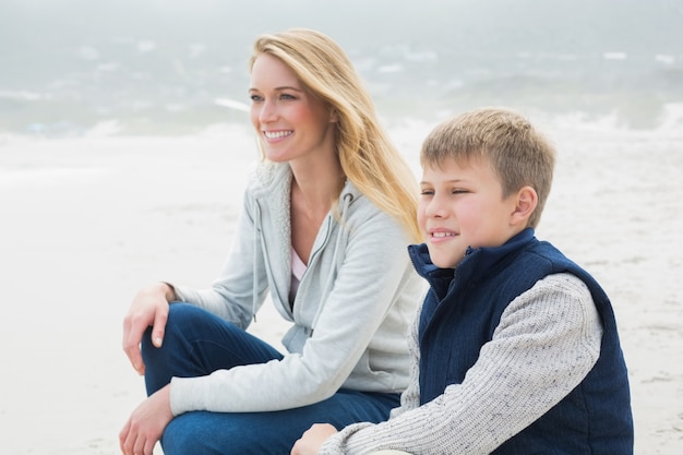 Casual donna e figlio rilassante in spiaggia