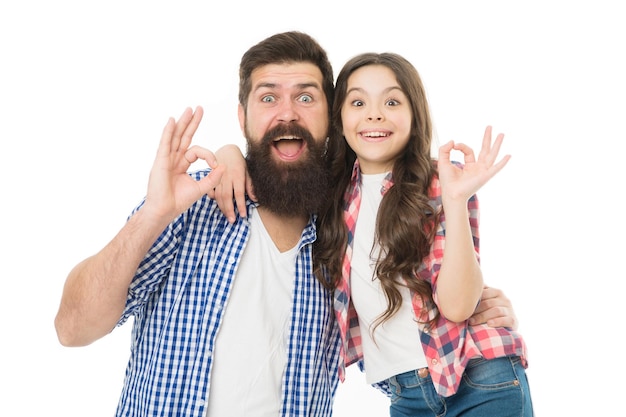 Casual e informale. Uomo barbuto e ragazza carina in abito casual che gesticolano bene. Padre felice e bambino piccolo in stile casual. Padre e figlia in abbigliamento casual sorridenti con gesto ok.