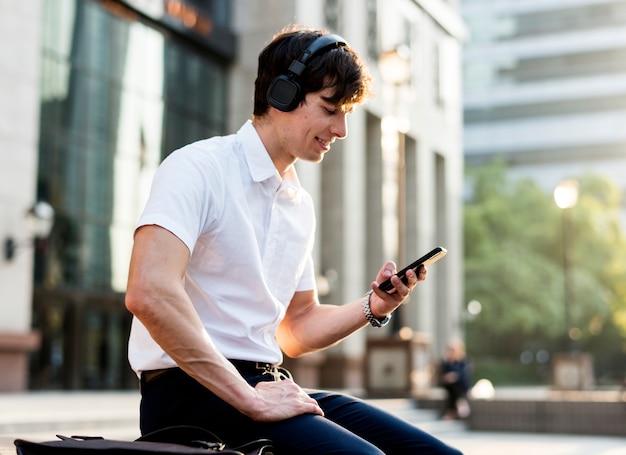 Casual uomo che ascolta la musica