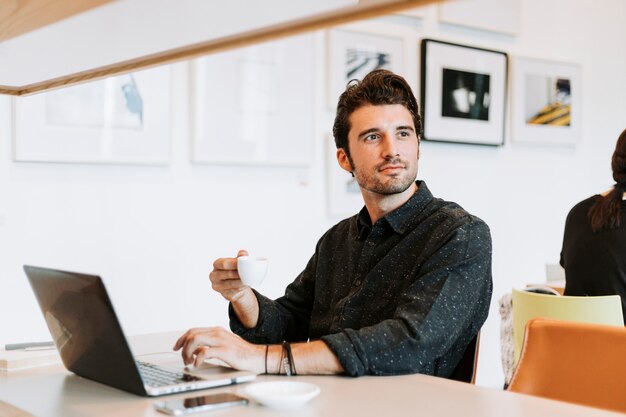 Casual uomo che lavora in un caffè