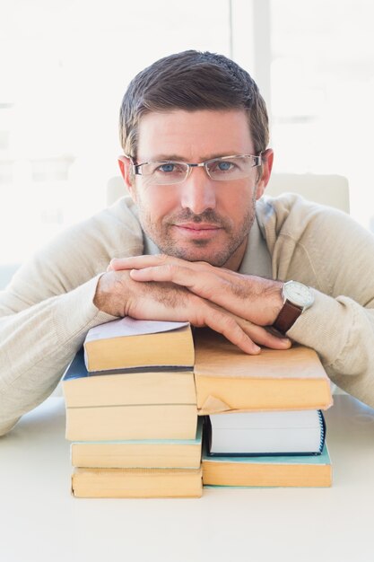 Casual uomo d&#39;affari con i libri alla sua scrivania