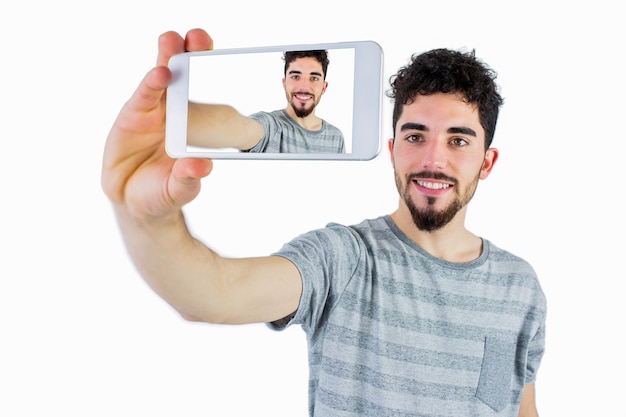 Casual uomo prendendo un selfie