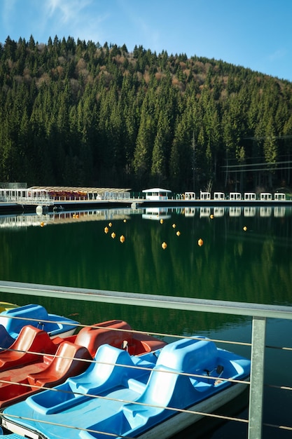 Catamarani colorati nel lago nelle montagne dei Carpazi