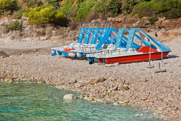 Catamarani multicolori sulla spiaggia di ciottoli in Croazia