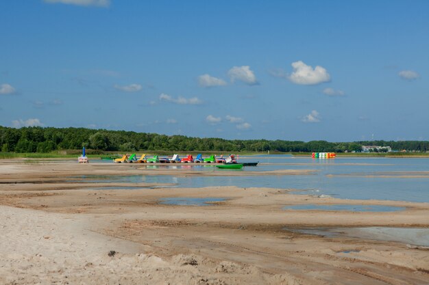 Catamarani sulla spiaggia. Pedalò colorati luminosi sulla spiaggia del mare.