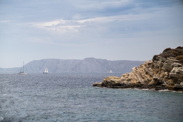 Catamarano a vela ancorato sull'acqua del mare blu profondo