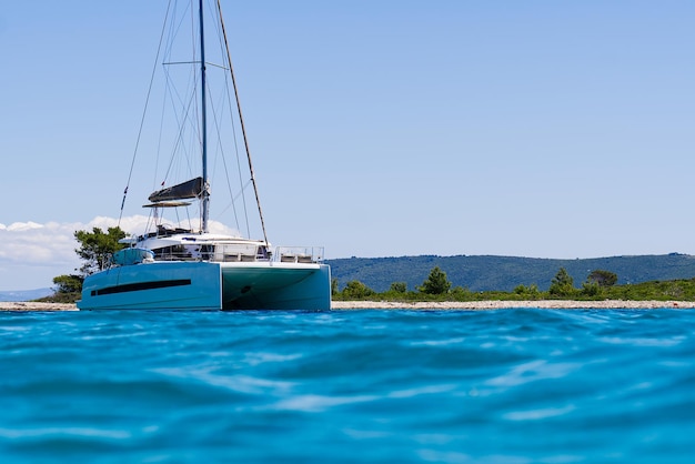 Catamarano a vela nel paradiso dell'oceano in mare Cielo blu e acqua di mare turchese