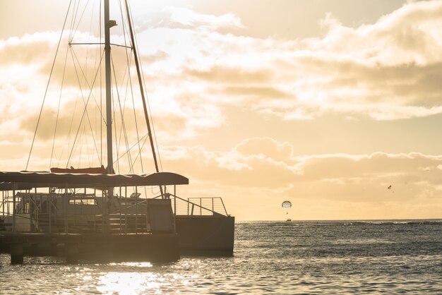 Catamarano ancorata sulla spiaggia di Waikiki al tramonto a Honolulu, Hawaii