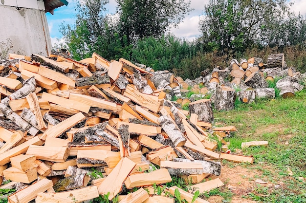 Catasta di legna da ardere tritata betulla all'aperto.