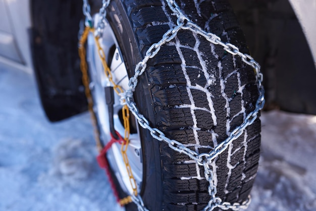 Catena da neve su una ruota nella neve profonda in inverno