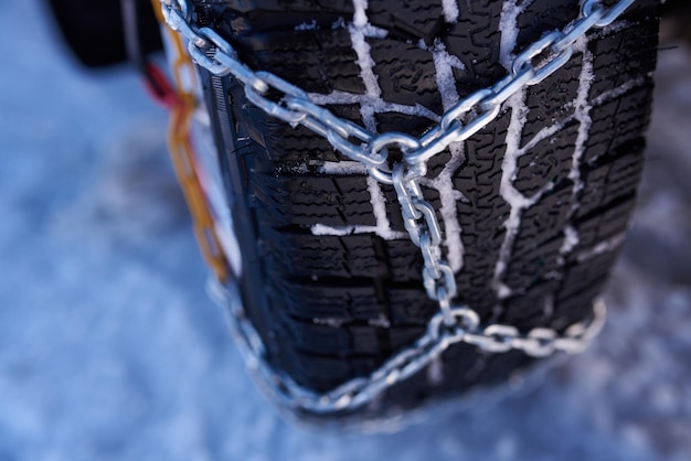 Catena da neve su una ruota nella neve profonda in inverno