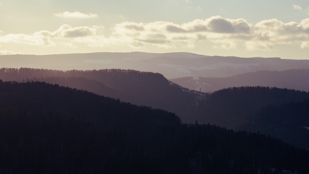 Catena di montagne al magico tramonto. variazioni di colori in vista dei Carpazi al tramonto