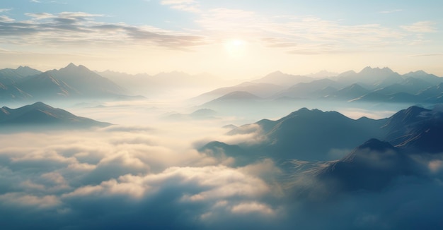 catena montuosa baciata dalla nebbia che svela l'enigmatica danza di ombre e luce