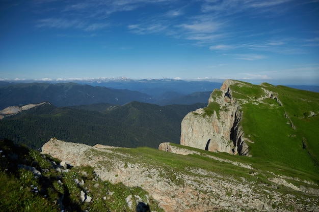 Catena montuosa del Big Thach Paesaggio estivo Montagna con cima rocciosa Russia Repubblica dell'Adygea Parco naturale del Big Tach Caucaso