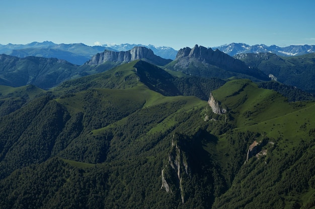 Catena montuosa del Big Thach Paesaggio estivo Montagna con cima rocciosa Russia Repubblica dell'Adygea Parco naturale del Big Tach Caucaso