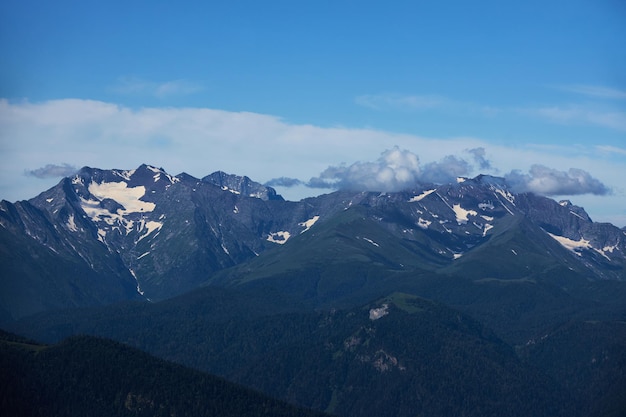 Catena montuosa del Big Thach Paesaggio estivo Montagna con cima rocciosa Russia Repubblica dell'Adygea Parco naturale del Big Tach Caucaso