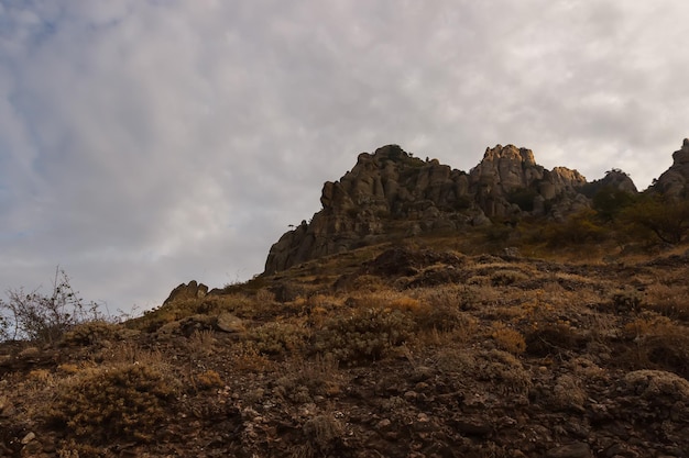 Catena montuosa di Demerdzhi Vista delle rocce dal basso