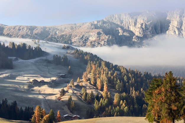 Catena montuosa e altopiano dell'Alpe di Siusi all'inizio del mattino autunnale Alto Adige Italia