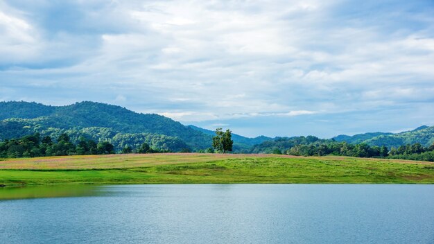 catena montuosa e lago al parco Singha Chiang Rai, Thailandia.