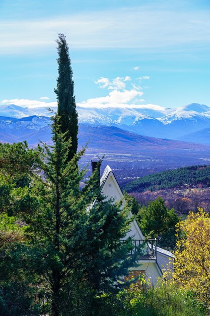 Catena montuosa innevata con foreste e vegetazione verde. Guadarrama Madrid.