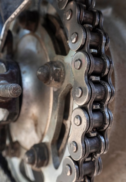 Catena sulla ruota di un primo piano del motociclo chopper