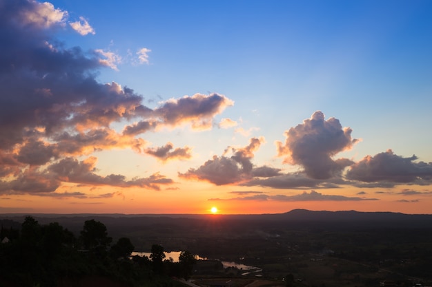 Catene montuose di Khao Kho nel tramonto, Tailandia