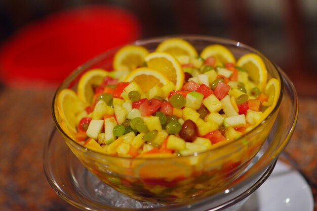 catering cibo a buffet al coperto in un ristorante di lusso con carne, frutta e verdura colorata