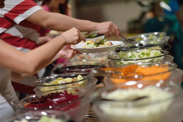 catering cibo a buffet al coperto in un ristorante di lusso con carne, frutta e verdura colorata